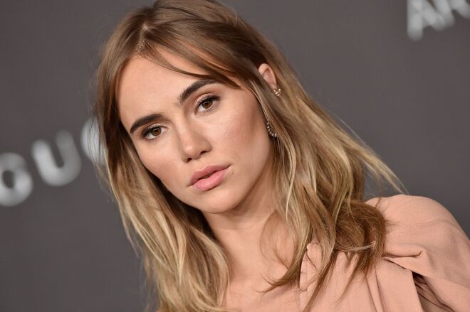 Suki Waterhouse usa o cabelo desgrenhado, entre o liso e as beach waves, com uma franja "cortina".