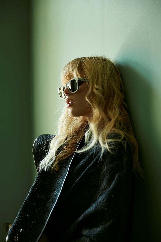 Casaco Alves Gonçalves; óculos Saint Laurent, na André Ópticas