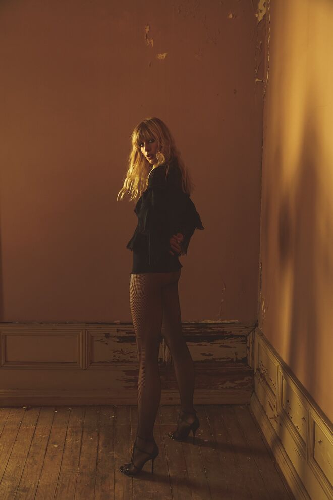 Top Zuhair Morad e sandálias Saint Laurent, ambos na Stivali; collants Calzedonia