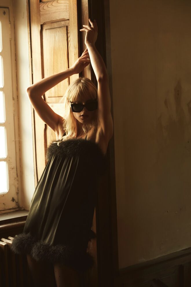 Vestido Saint Laurent, na Stivali; óculos Lanvin, na André Óptica; collants Calzedonia 