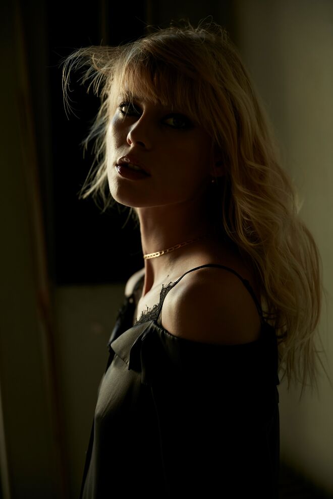 Camisa Jonathan Simkhai, na Stivali 