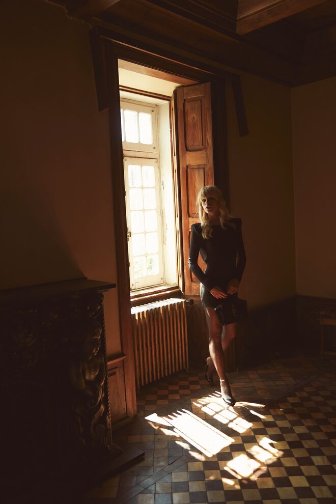 Vestido The Attico e sapatos Saint Laurent, ambos na Stivali; carteira Givenchy, na Fashion Clinic; collants Calzedonia 