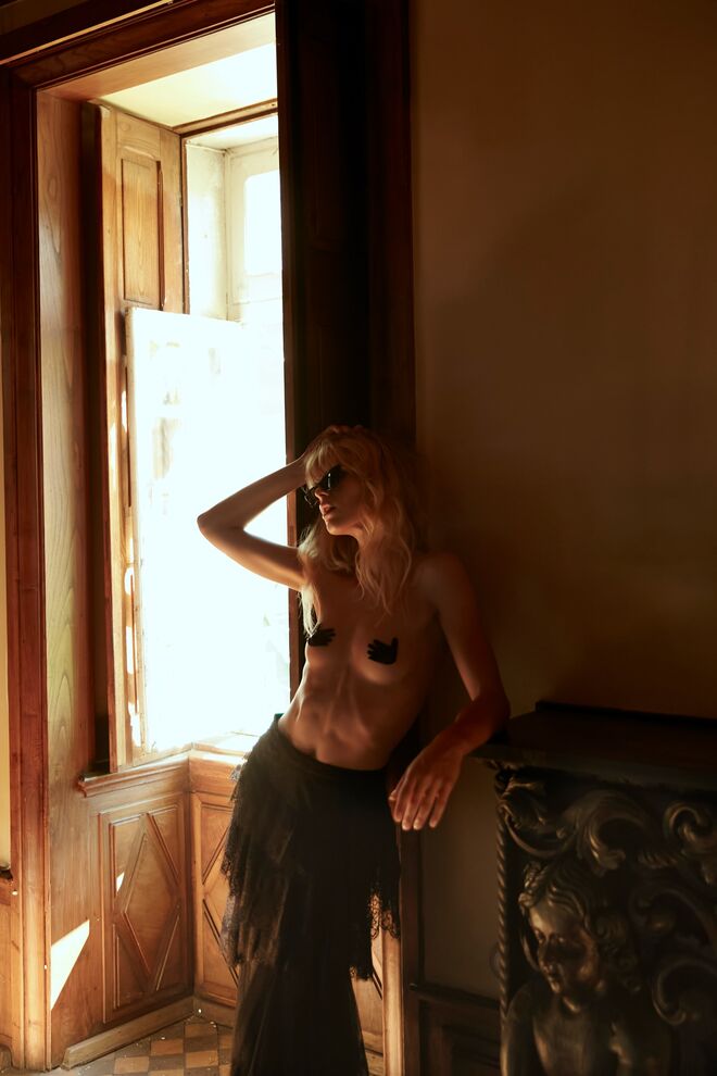 Saia Zuhair Morad, na Stivali; óculos Valentino, na André Óptica; tapa-mamilos Koisas Dadultos
