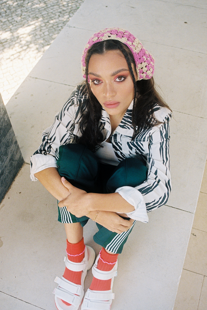 Lenço em crochet de algodão, LAI. Blusão de ganga, Guess. Calças em algodão, Lili Sidonio. Meias em algodão, Vans. Sandálias em borracha, Steve Madden.
