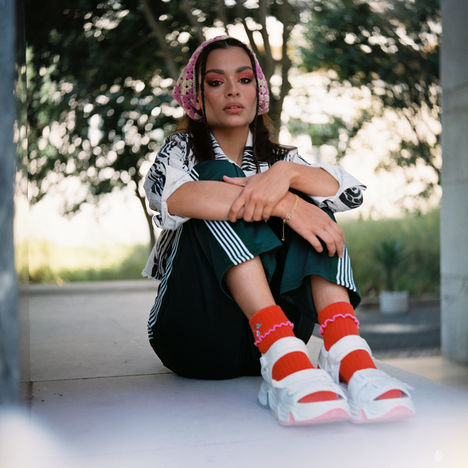 Lenço em crochet de algodão, LAI. Blusão de ganga, Guess. Calças em algodão, Lili Sidonio. Meias em algodão, Vans. Sandálias em borracha, Steve Madden.