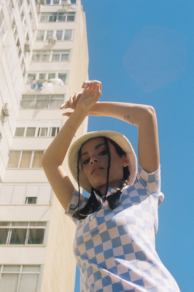 Chapéu em algodão, Tommy Hilfiger. Vestido em piqué de algodão, Lacoste. Calções em licra, Pull & Bear. Meias em algodão, Happy Socks. Sandálias em borracha, Steve Madden.