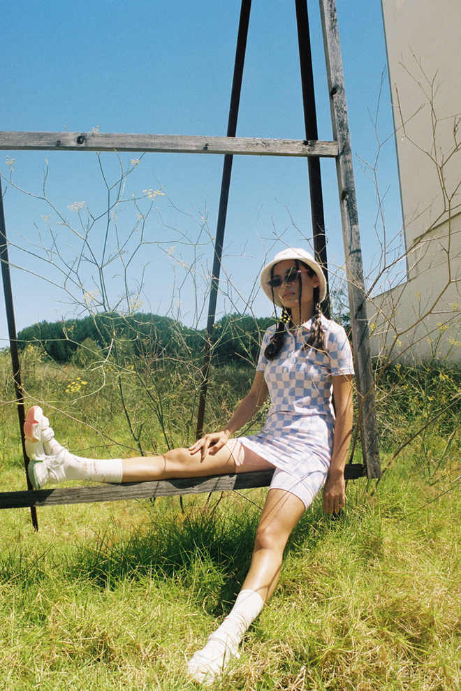 Chapéu em algodão, Tommy Hilfiger. Vestido em piqué de algodão, Lacoste. Calções em licra, Pull & Bear. Meias em algodão, Happy Socks. Sandálias em borracha, Steve Madden.
