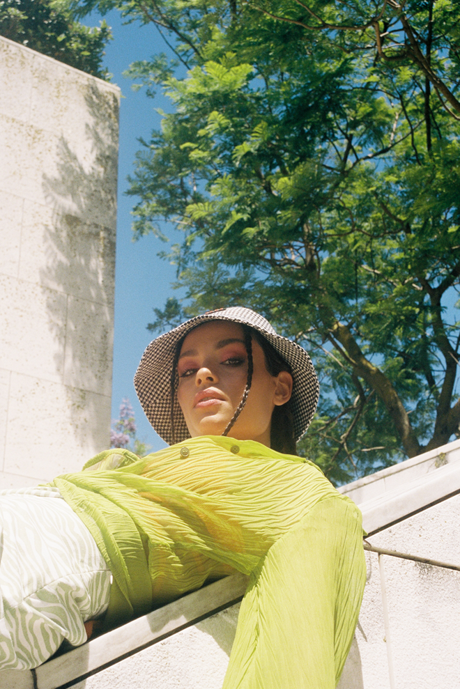 Camisa em chiffon, top em crochet e saia em polylinho, tudo Carolina Machado.
