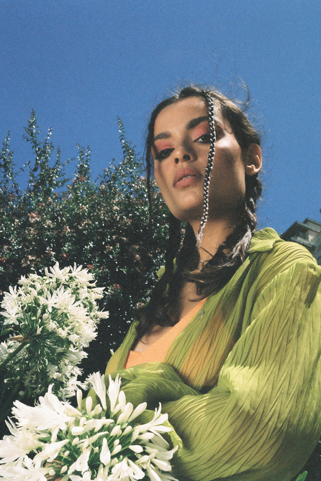 Camisa em chiffon, top em crochet e saia em polylinho, tudo Carolina Machado.
