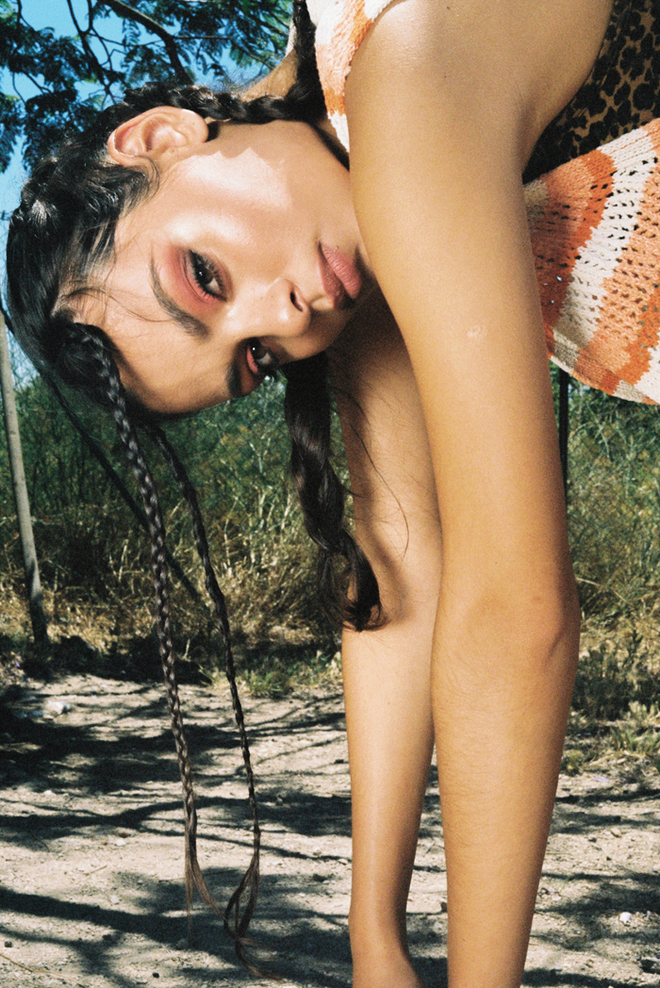 Casaco em crochet de algodão, Stradivarius. Top e saia em algodão, Vans. Meias em algodão, Happy Socks. Sandálias, Stradivarius.
