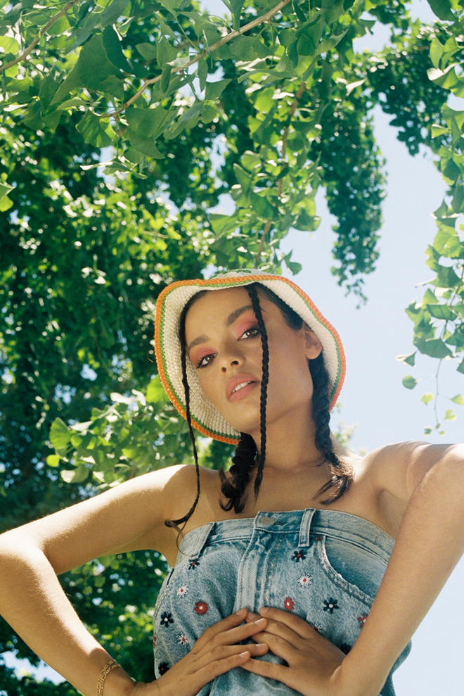 Chapéu em crochet de algodão, LAI. Saia em denim, Tommy Hilfiger.
