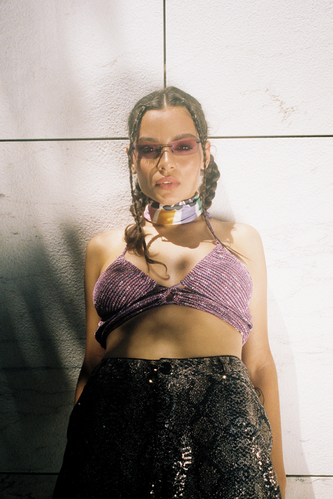 Óculos de sol e top em crochet, ambos Pull & Bear. Lenço em seda, Stradivarius. Calças em algodão com lantejoulas, Molly Bracken. Sandálias em pele, Mango.