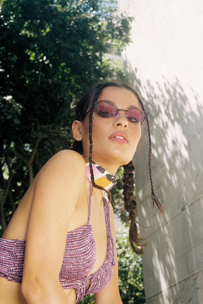 Óculos de sol e top em crochet, ambos Pull & Bear. Lenço em seda, Stradivarius. Calças em algodão com lantejoulas, Molly Bracken. Sandálias em pele, Mango.