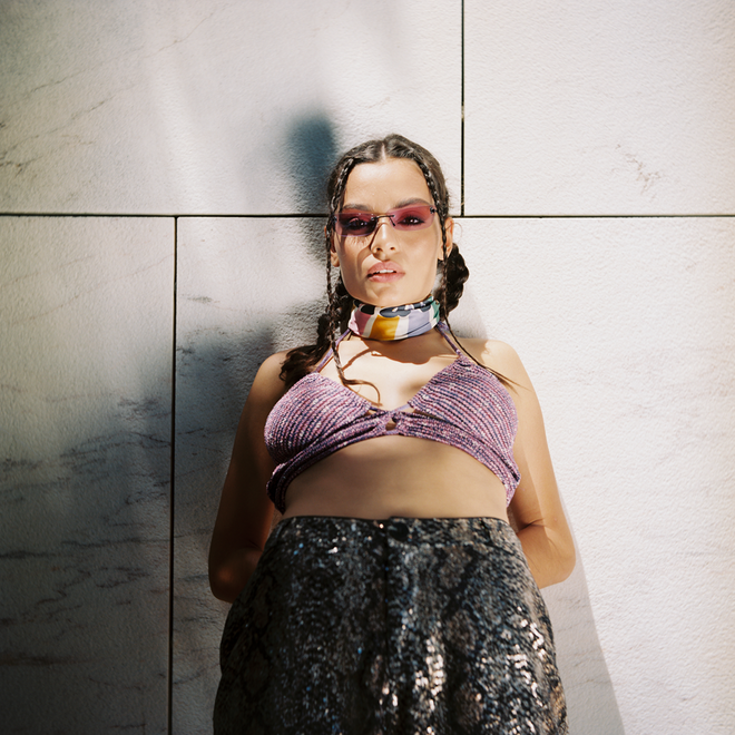 Óculos de sol e top em crochet, ambos Pull & Bear. Lenço em seda, Stradivarius. Calças em algodão com lantejoulas, Molly Bracken. Sandálias em pele, Mango.