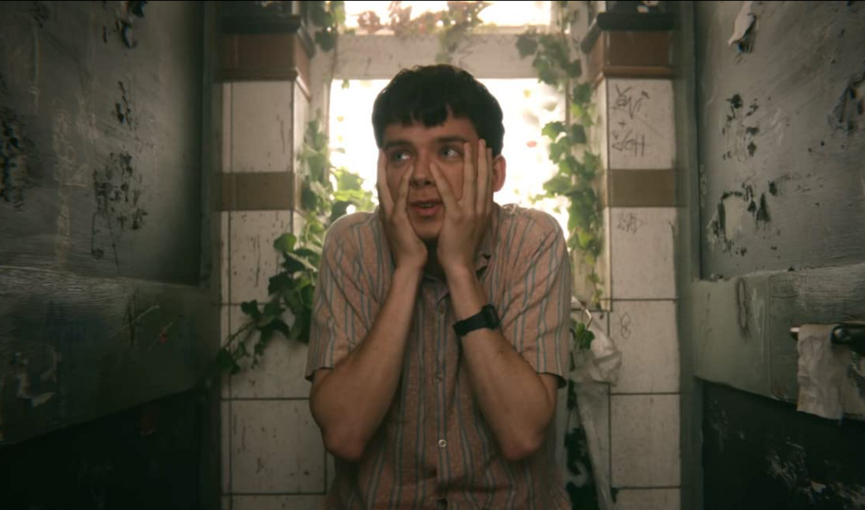 Asa Butterfield nas filmagens da série 'Sex Education'.