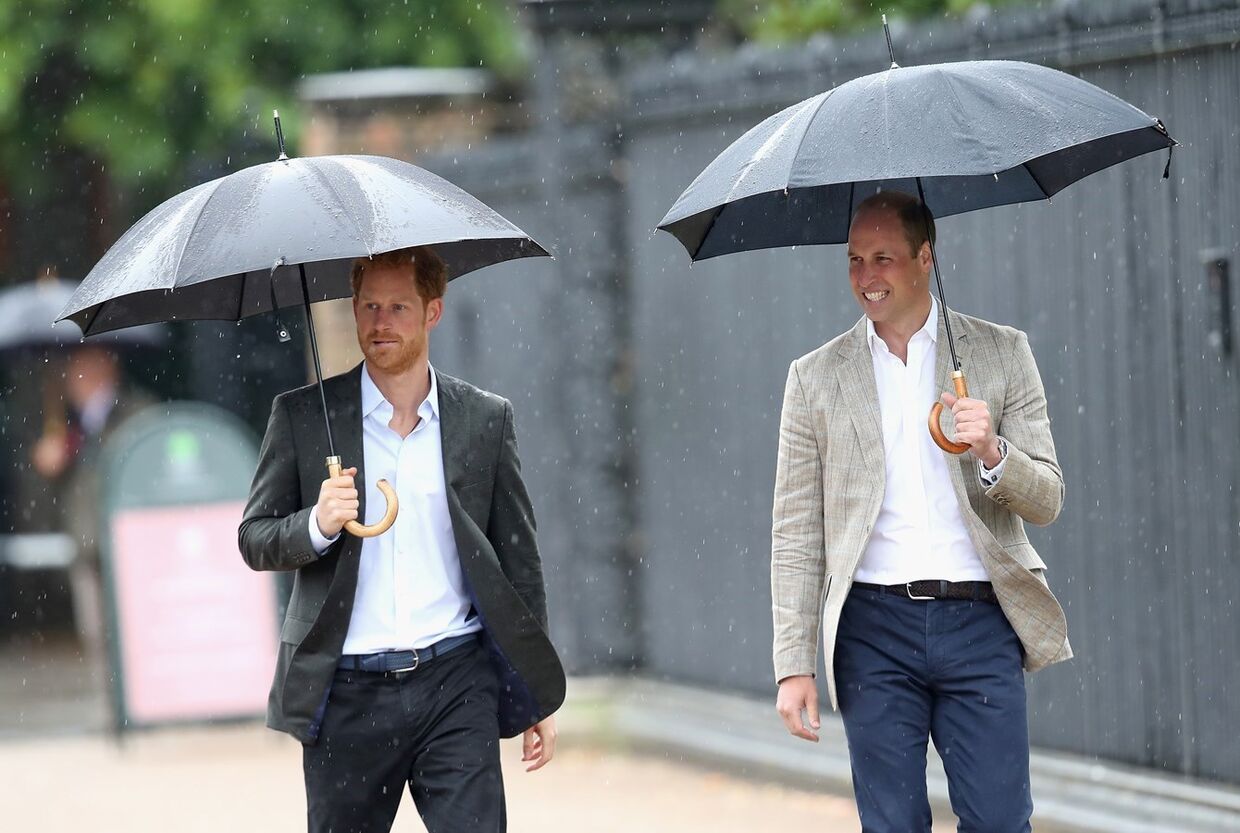 Príncipes William e Harry homenageiam Diana.