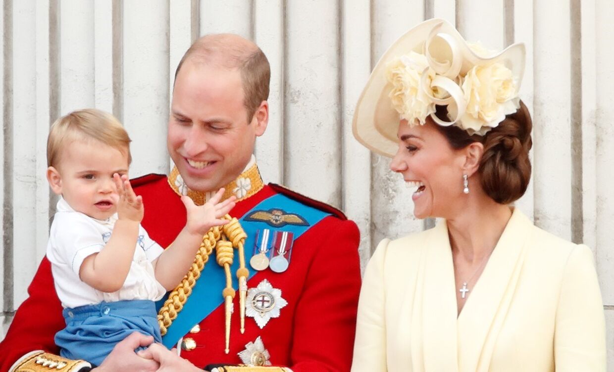 Príncipe William, Kate Middleton, duquesa de Cambridge, e o filho príncipe Louis no Palácio de Buckingham durante a Trooping The Colour, o desfile anual em honra do aniversário da rainha Isabel II, em Inglaterra.