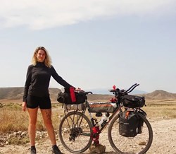 Isaure Delom: a ciclista que percorreu 2 mil quilómetros para alertar para o turismo sustentável
