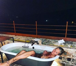 Gwyneth Paltrow comemora 49º aniversário nua e com banho ao ar livre