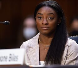 “Culpo o sistema que permitiu o abuso de Nassar”. Simone Biles denuncia FBI, USA Gymnastics e Comités
