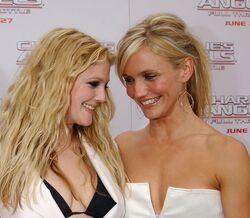 Cameron Diaz e Drew Barrymore publicam fotografia sem Photoshop