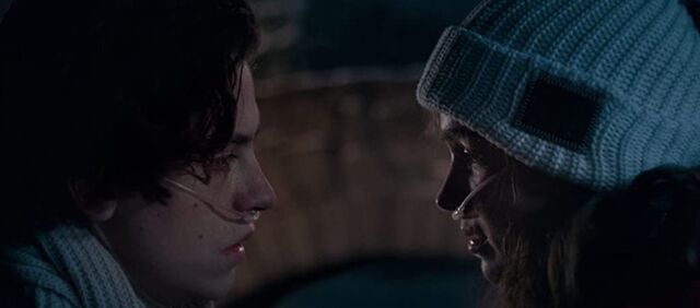 Haley Lu Richardson e Cole Sprouse nas filmagens do filme 'A distância entre nós' (2019).