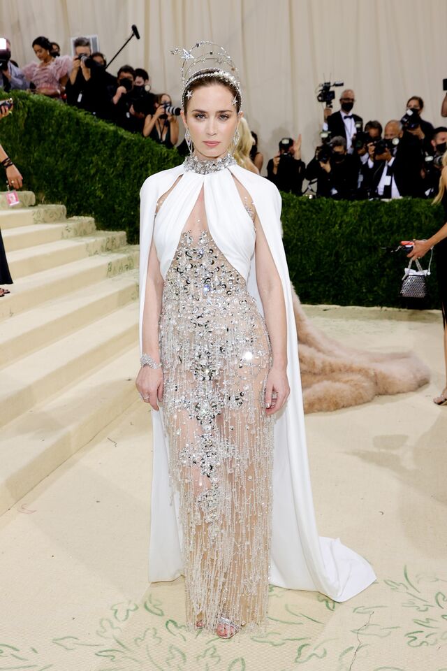 Emily Blunt em Miu Miu and Messika.