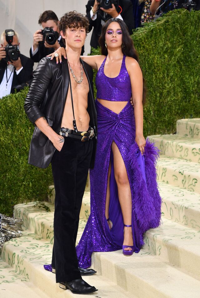 Shawn Mendes e Camila Cabello em Michael Kors,