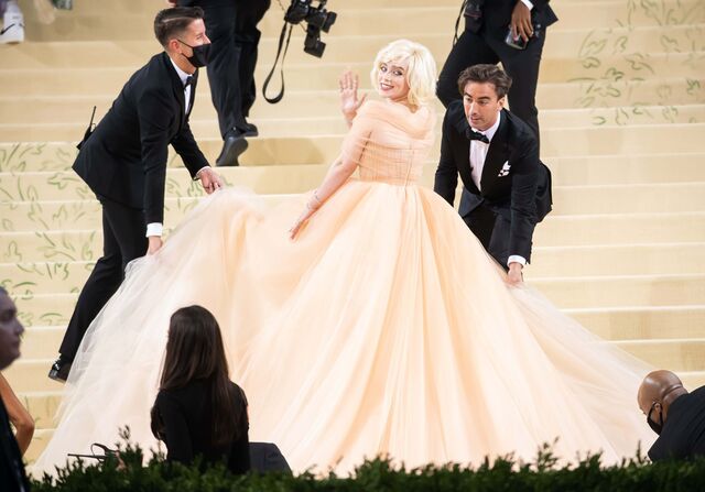 Billie Eilish em Oscar de la Renta.