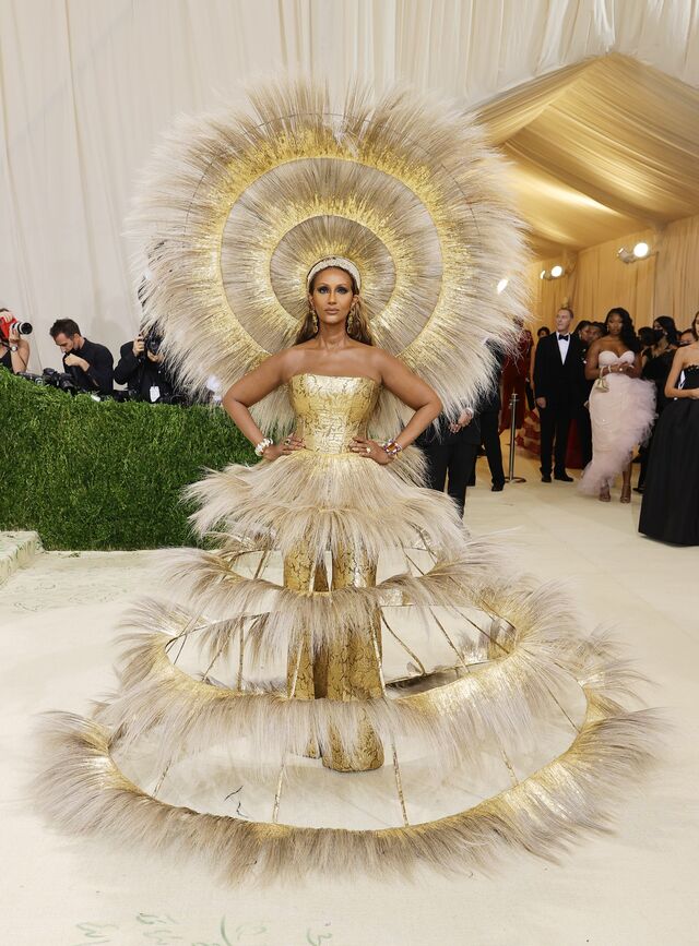 Iman em Harris Reed em colaboração com Dolce&Gabbana.