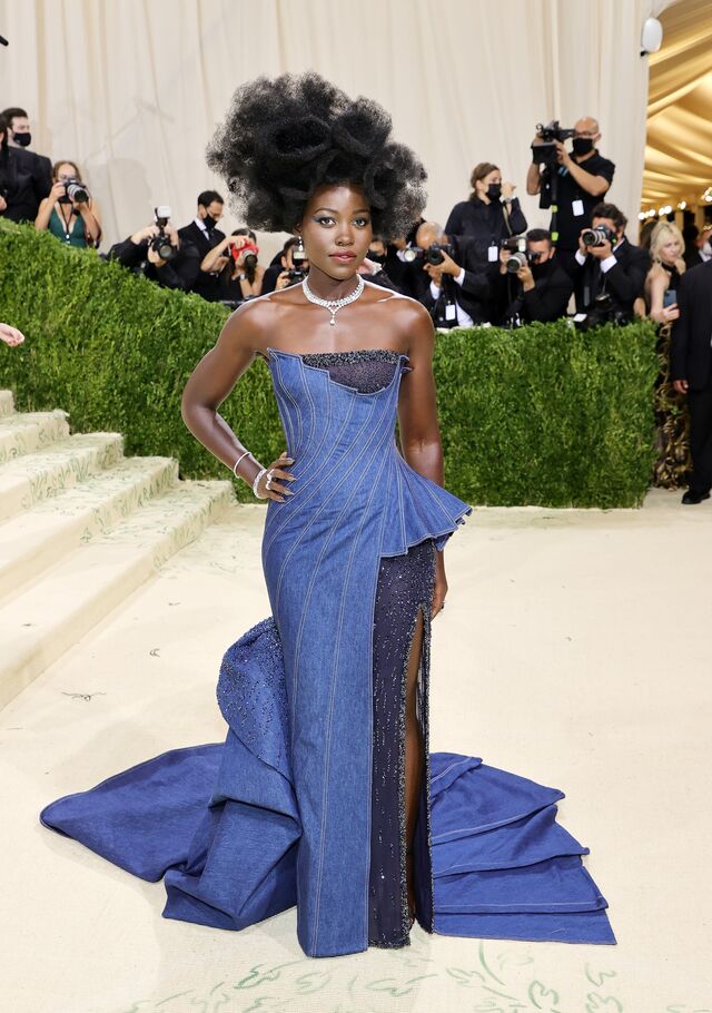 Lupita Nyong’o em Atelier Versace.