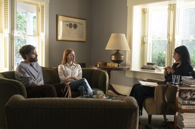 Oscar Isaac, Jessica Chastain e Sunita Mani em 'Scenes from a marriage', da HBO.