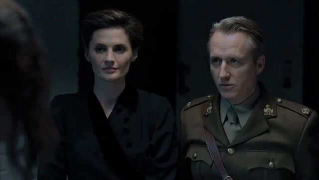 Stana Katic e Linus Roache em 'As Espias de Churchill', da Netflix.