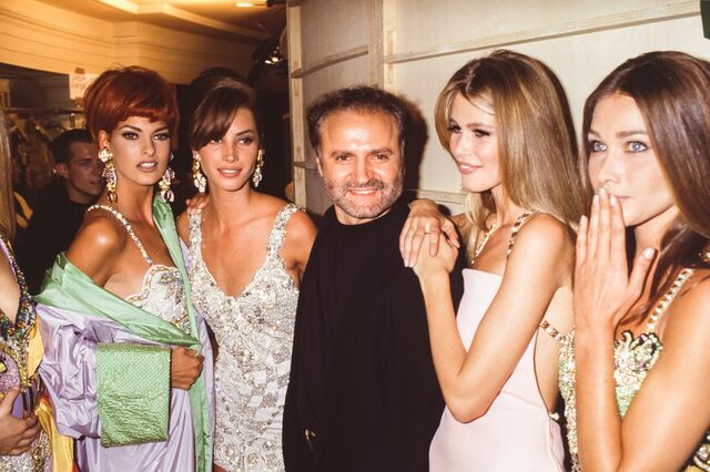 Com Gianni Versace, num desfile, ao lado de Christy Turlington, Claudia Schiffer e Carla Bruni.