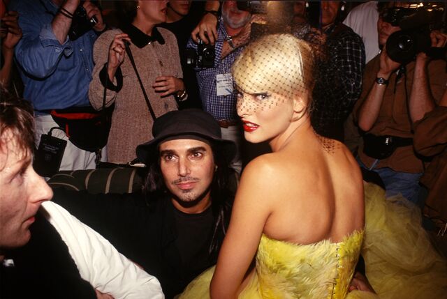 Com Steven Meisel numa festa durante a semana da moda de Paris, anos noventa.