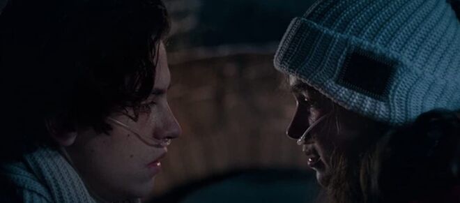 Haley Lu Richardson e Cole Sprouse nas filmagens do filme 'A distância entre nós' (2019).