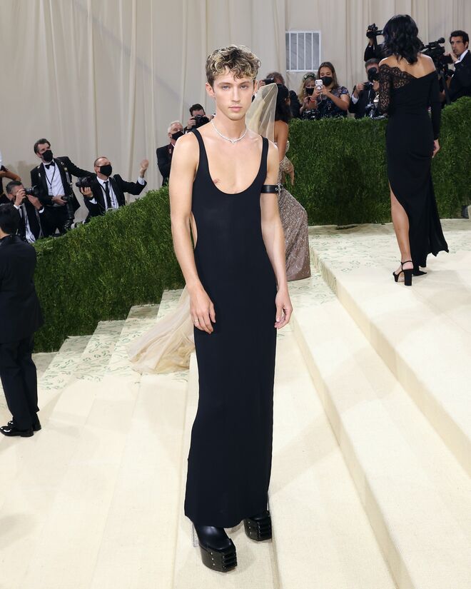 Troye Sivan em Altu and Cartier.