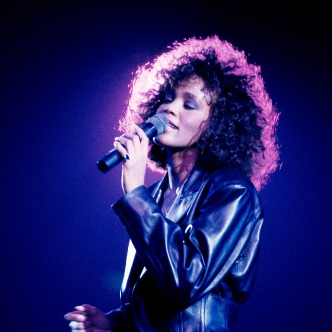 A canção de Whitney Houston torna-se um pretexto para Shuggie Bain alcançar a liberdade.