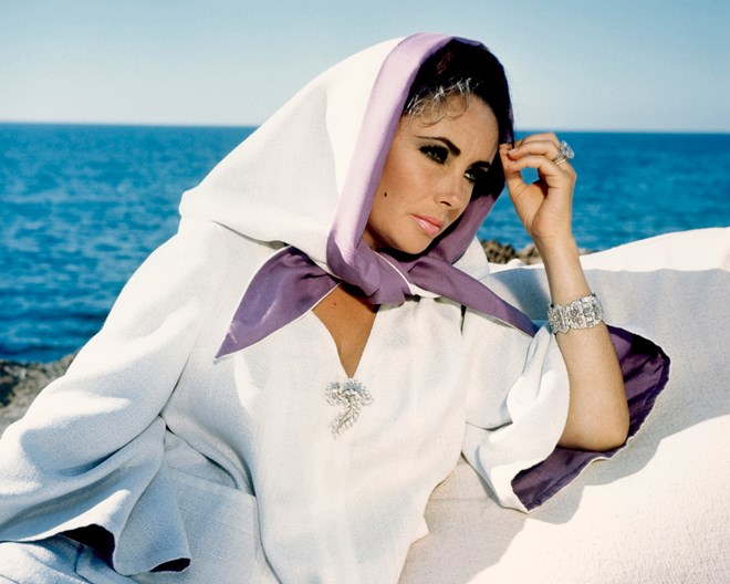 A mãe de Douglas Stuart ditava-lhe histórias e começava sempre da mesma maneira: “Para a Elizabeth Taylor que não sabia nada sobre o amor”.