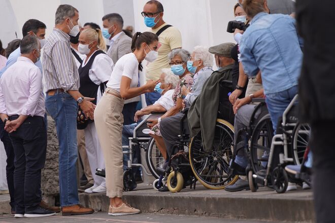 Reis de Espanha visitam vítimas do vulcão Cumbre Vieja, em La Palma.