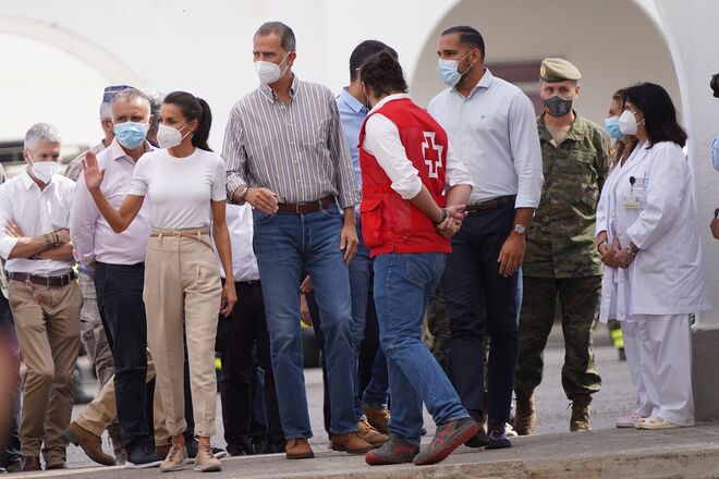 Reis de Espanha visitam vítimas do vulcão Cumbre Vieja, em La Palma.