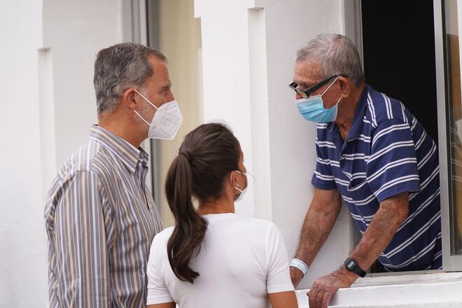 Reis de Espanha visitam vítimas do vulcão Cumbre Vieja, em La Palma.