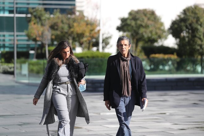 O ex-ministro Manuel Carrilho e a sua advogada no exterior do Tribunal (2020).