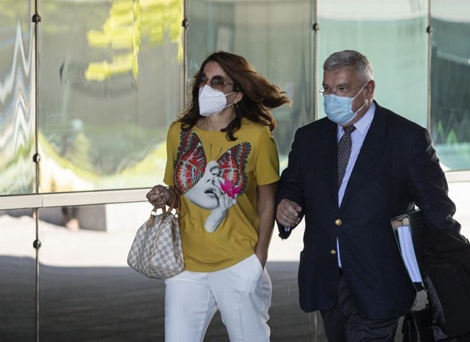 A apresentadora no exterior do tribunal com o seu advogado (2021).