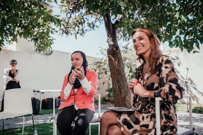 Zarifa Ghafari e Catarina Furtado na conferência da associação Corações com Coroa.