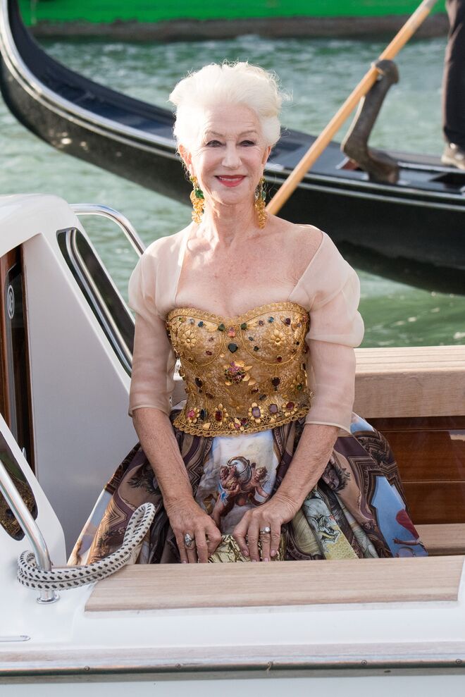  Helen Mirren durante o desfile de Dolce&Gabbana, antes do 78º Festival Internacional de Cinema de Veneza, em Itália. 