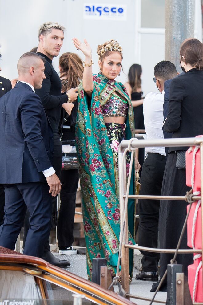 Jennifer Lopez no desfile de Dolce&Gabbana, antes do 78º Festival Internacional de Cinema de Veneza, em Itália. 