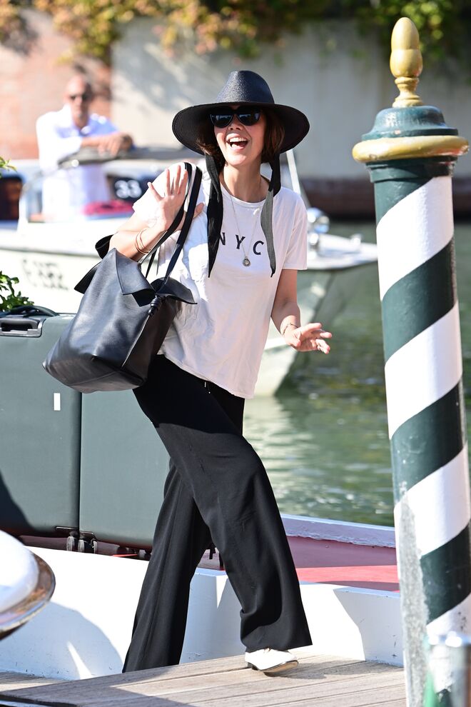 Maggie Gyllenhaal na chegada ao 78º Festival Internacional de Cinema de Veneza, em Itália. 