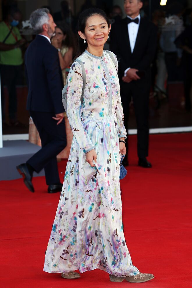 Chloe Zhao na red carpet do filme 'Madres Paralelas' durante o 78º Festival Internacional de Cinema de Veneza, em Itália.