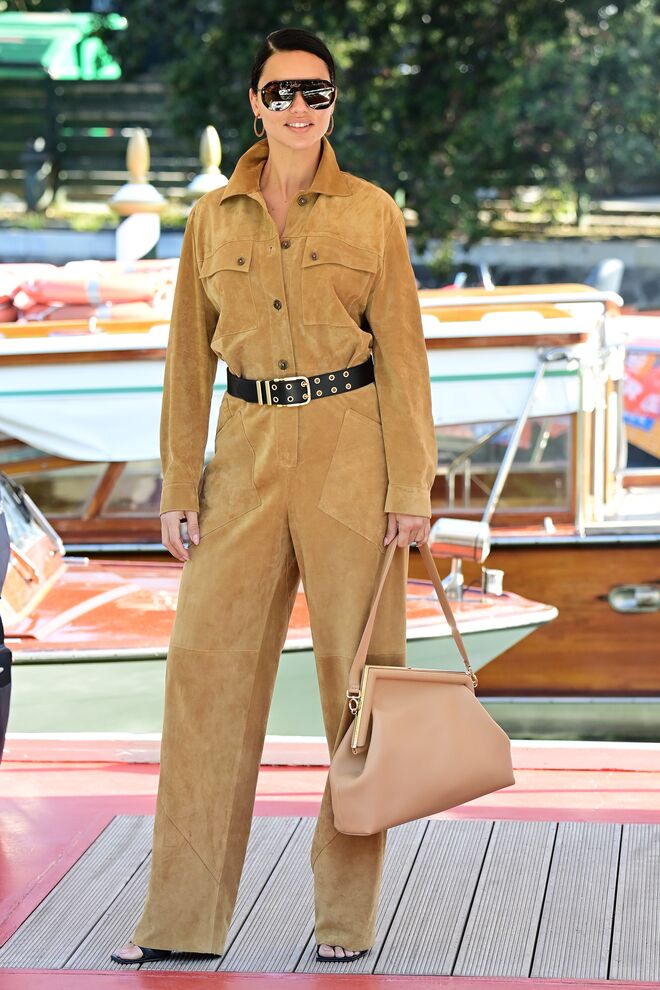 Adriana Lima na chegada do segundo dia do 78º Festival Internacional de Cinema de Veneza, em Itália.
